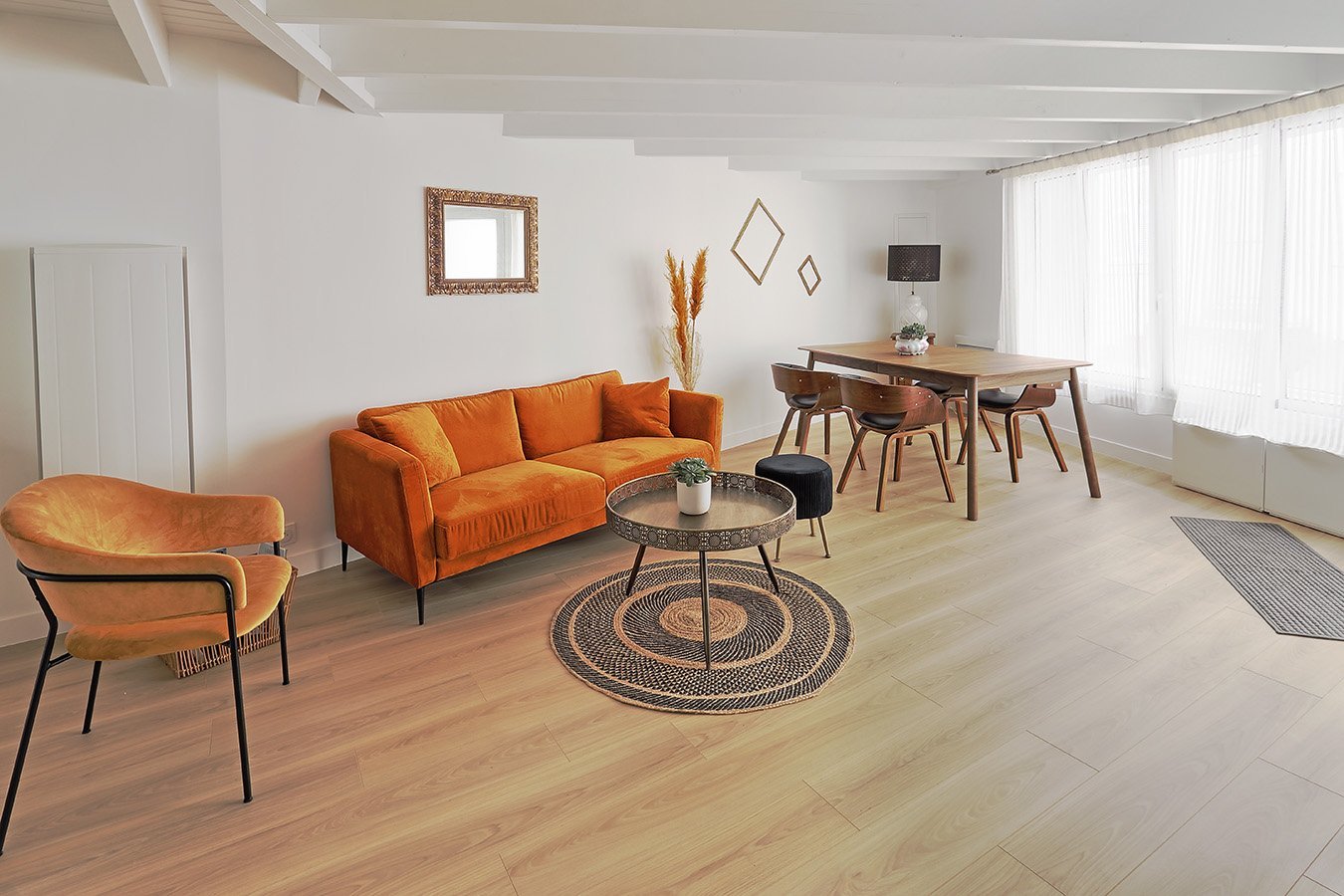 Vue salon et espace repas